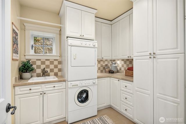 8772 Sand Point Way NE, Seattle, WA 98115