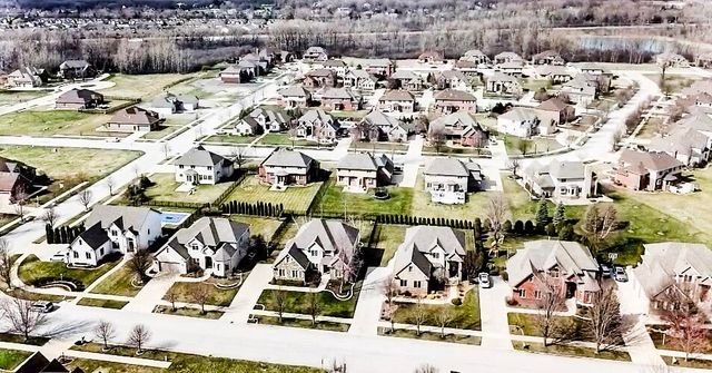 1023 Kensington Court, Schererville, IN 46375