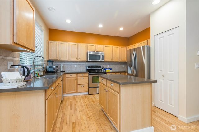 28104 Maple Ridge Way SE, Maple Valley, WA 98038