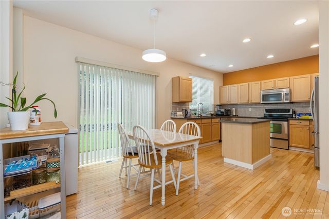 28104 Maple Ridge Way SE, Maple Valley, WA 98038