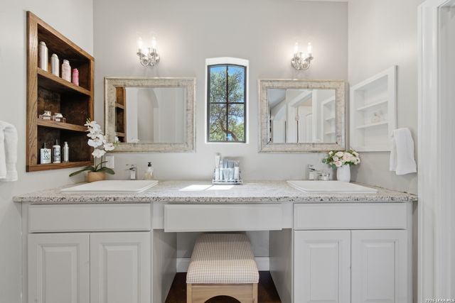 10042 RAFTER S TRL, Helotes, TX 78023