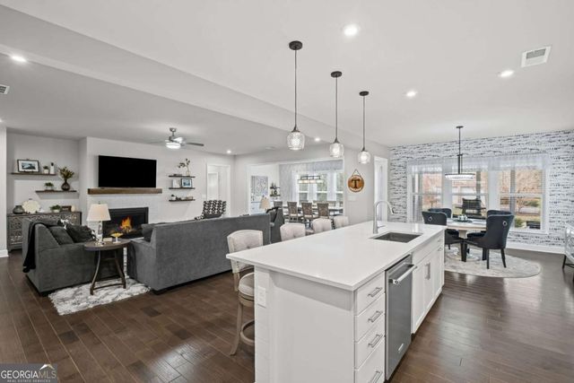 900 Ravenwood Way, Canton, GA 30115