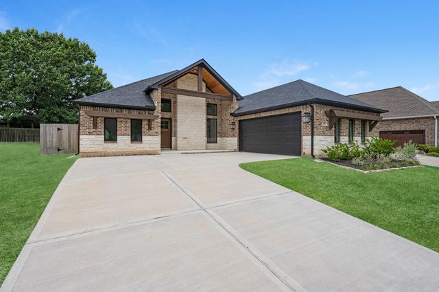106 Wyndemere Drive, Montgomery, TX 77356