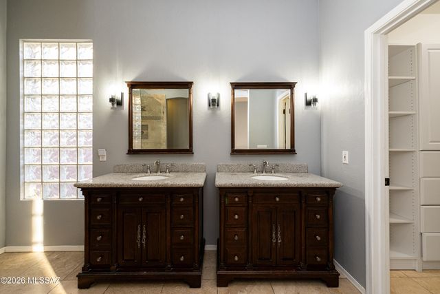 241 W Carlynn Cliff Place, Oro Valley, AZ 85755