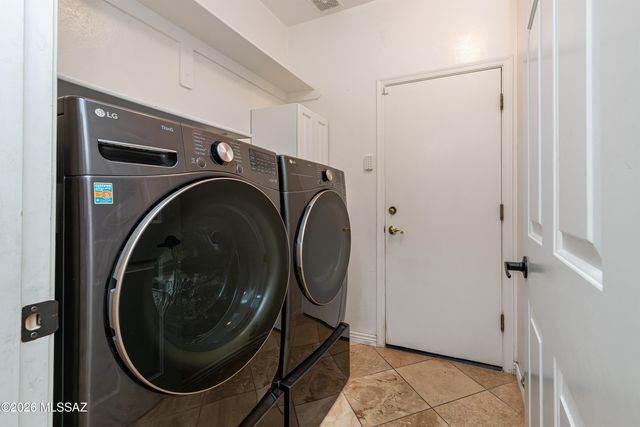 241 W Carlynn Cliff Place, Oro Valley, AZ 85755