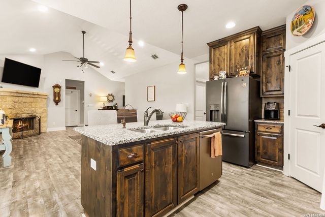950 Live Oak Dr, Spring Branch, TX 78070