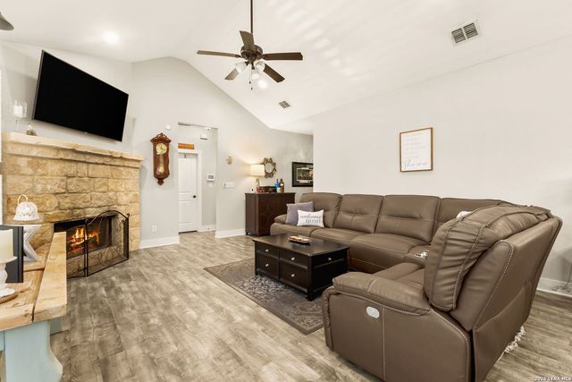 950 Live Oak Dr, Spring Branch, TX 78070