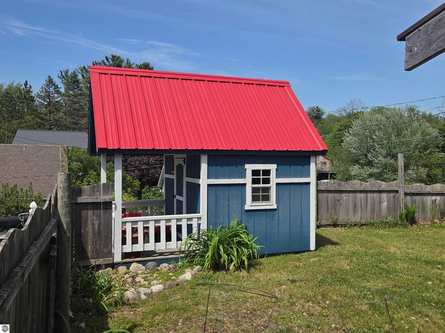 9368 School Street, Lake, MI 48632