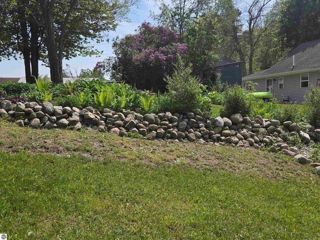 9368 School Street, Lake, MI 48632