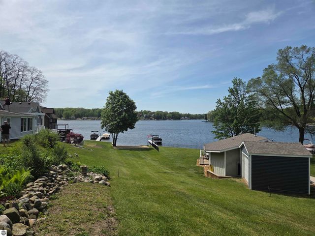 9368 School Street, Lake, MI 48632