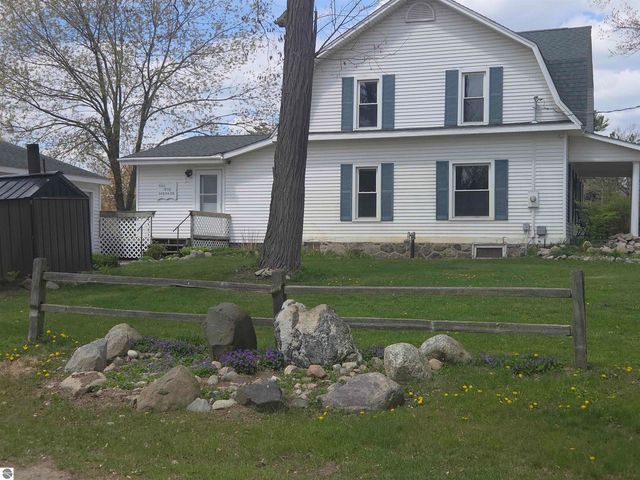 9368 School Street, Lake, MI 48632