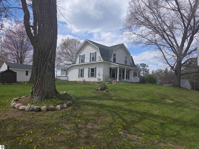 9368 School Street, Lake, MI 48632