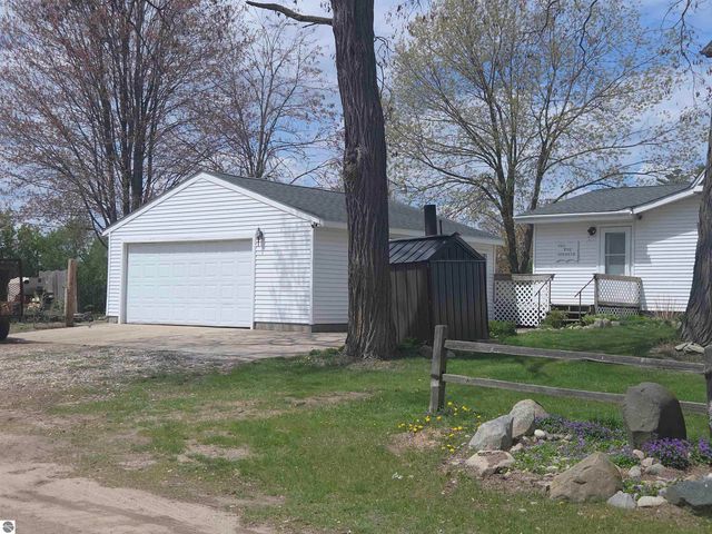 9368 School Street, Lake, MI 48632