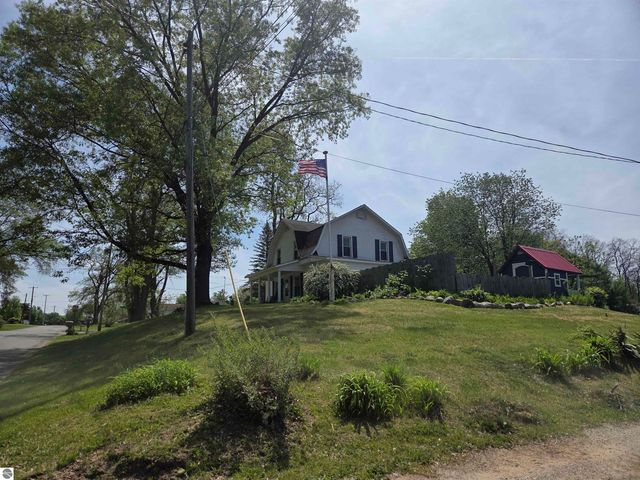 9368 School Street, Lake, MI 48632