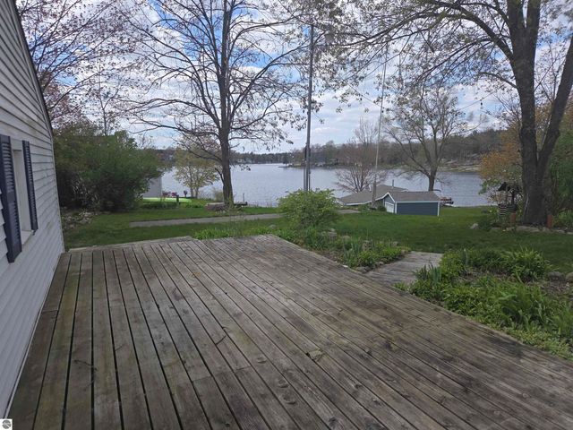 9368 School Street, Lake, MI 48632