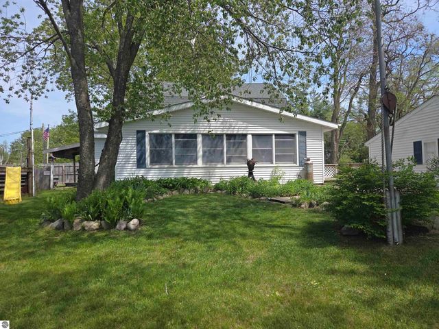 9368 School Street, Lake, MI 48632