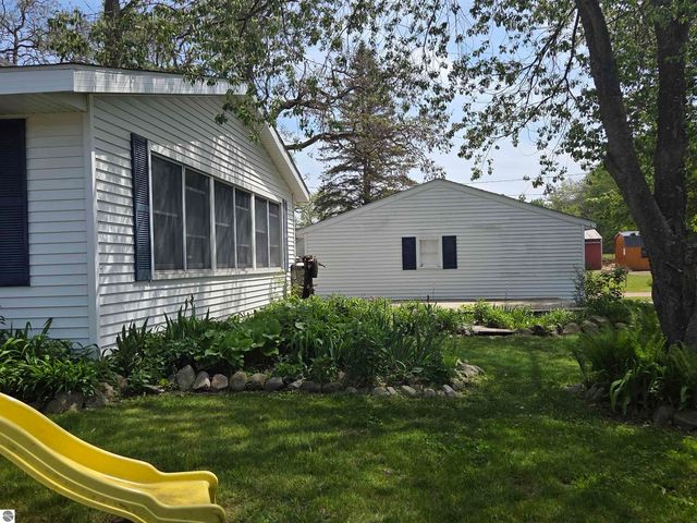 9368 School Street, Lake, MI 48632