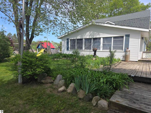 9368 School Street, Lake, MI 48632