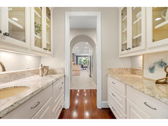 5436 Sw CHAMPION Pl, Portland, OR 97225