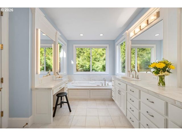 5436 Sw CHAMPION Pl, Portland, OR 97225