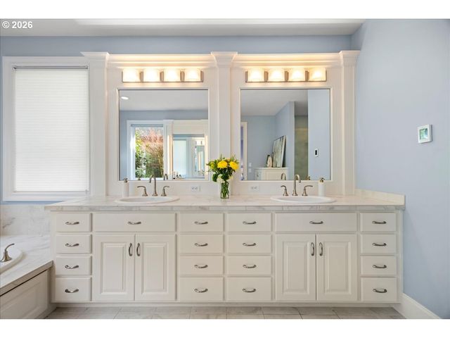 5436 Sw CHAMPION Pl, Portland, OR 97225