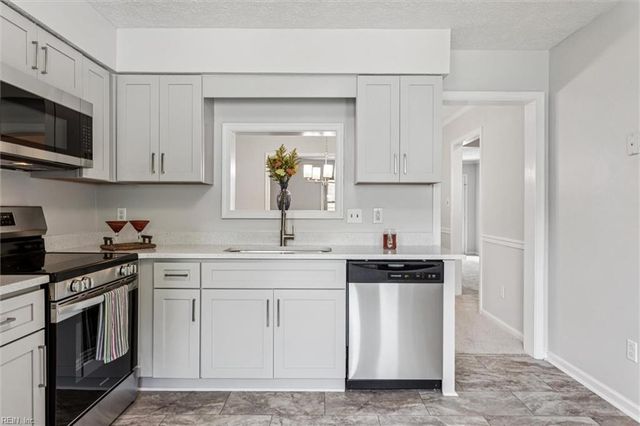 81 Dawn LN, Hampton, VA 23666