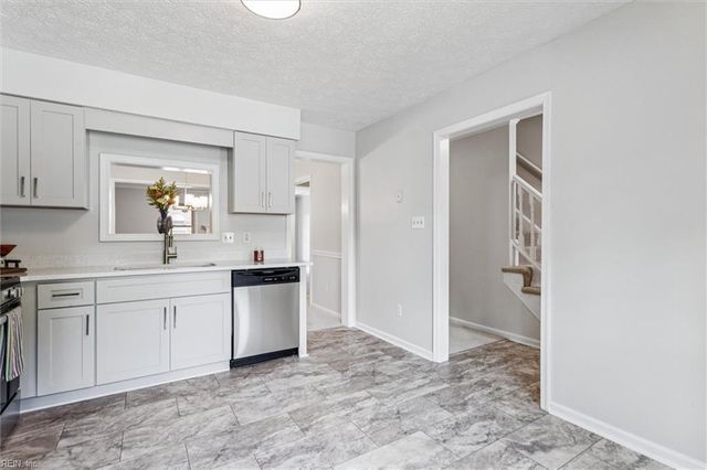 81 Dawn LN, Hampton, VA 23666