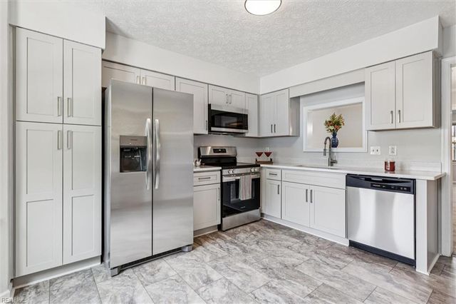 81 Dawn LN, Hampton, VA 23666