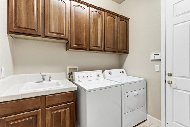 531 Hawkcrest Cir, Sacramento, CA 95835