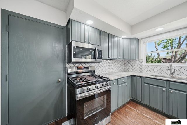 2500 Surrey Court, Lincoln, NE 68512