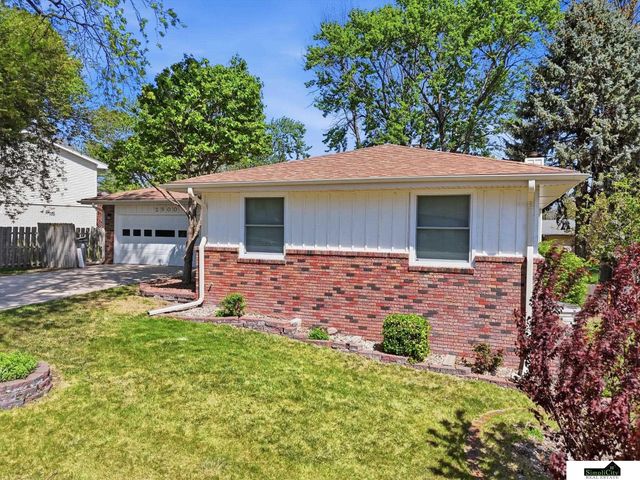 2500 Surrey Court, Lincoln, NE 68512