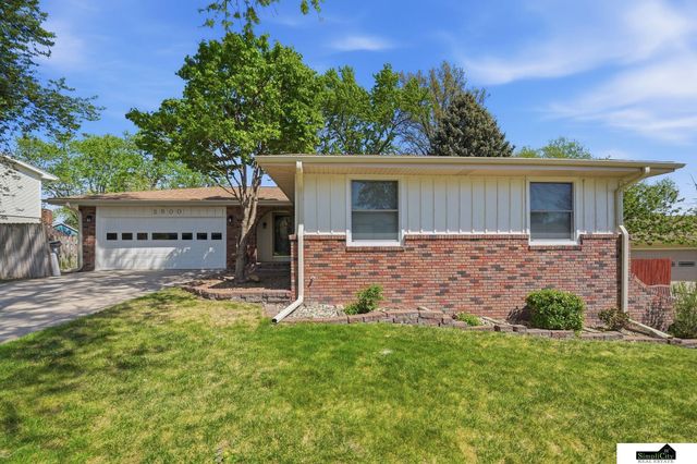 2500 Surrey Court, Lincoln, NE 68512