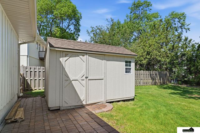 2500 Surrey Court, Lincoln, NE 68512