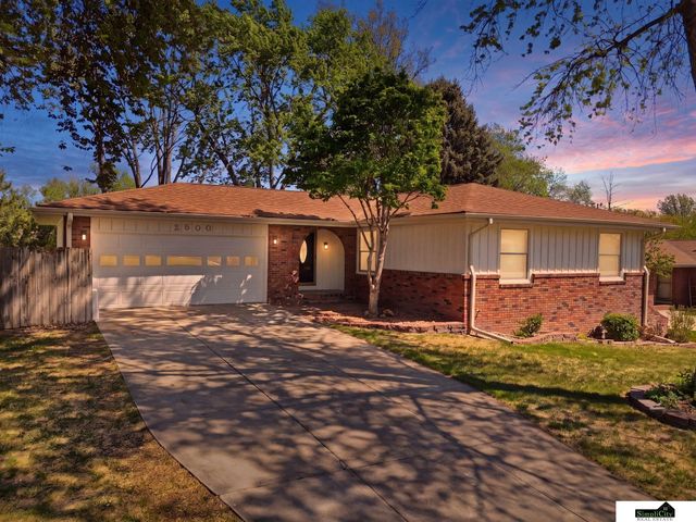 2500 Surrey Court, Lincoln, NE 68512