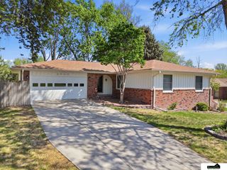 2500 Surrey Court, Lincoln, NE 68512