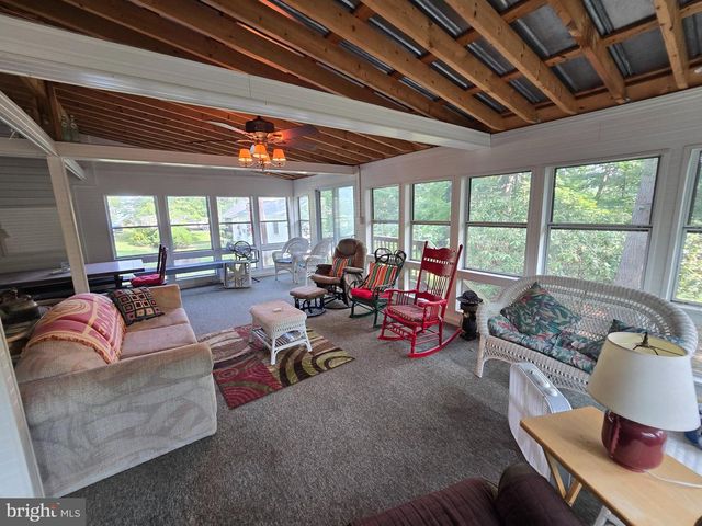 474 TEMPLE DR, Falling Waters, WV 25419