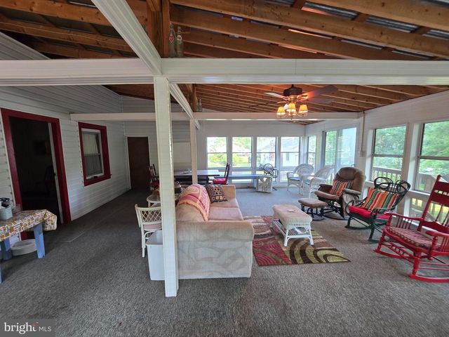 474 TEMPLE DR, Falling Waters, WV 25419