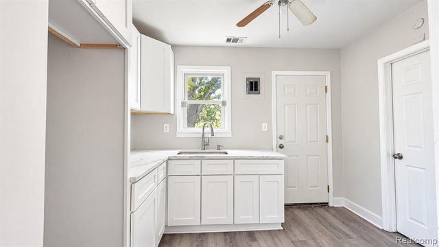 8030 Chalmers Avenue, Warren, MI 48089