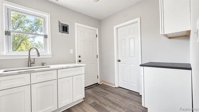 8030 Chalmers Avenue, Warren, MI 48089