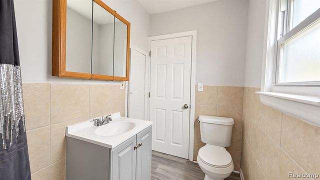 8030 Chalmers Avenue, Warren, MI 48089