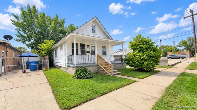 8030 Chalmers Avenue, Warren, MI 48089