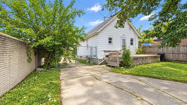 8030 Chalmers Avenue, Warren, MI 48089