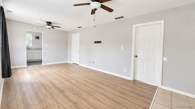 8030 Chalmers Avenue, Warren, MI 48089