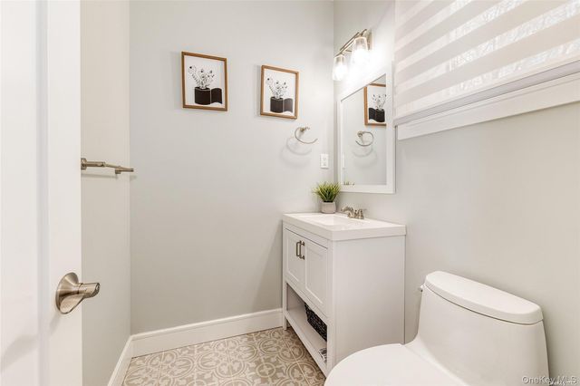 72 W Marine Avenue, Lindenhurst, NY 11757