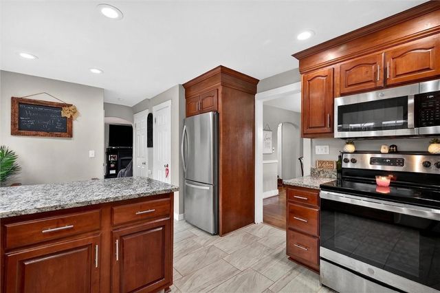 1369 S Hermitage Rd, Hermitage, PA 16148