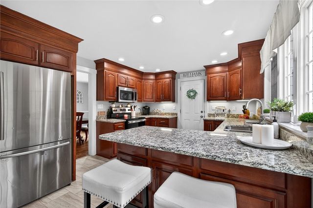 1369 S Hermitage Rd, Hermitage, PA 16148