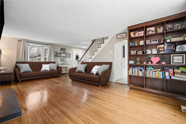 1369 S Hermitage Rd, Hermitage, PA 16148