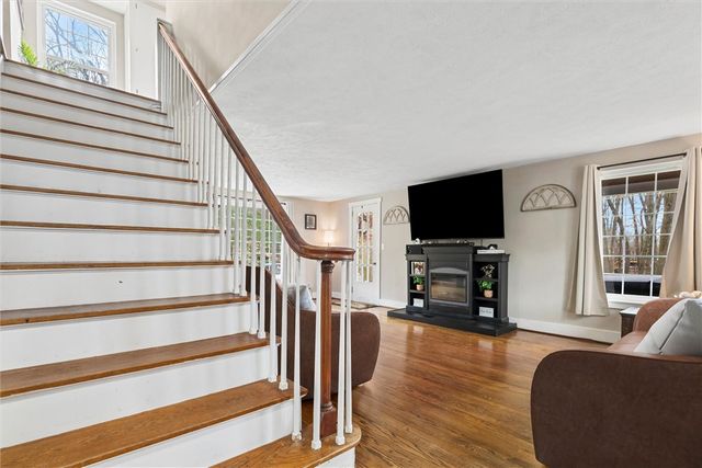 1369 S Hermitage Rd, Hermitage, PA 16148