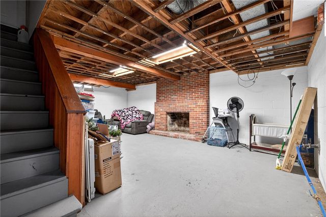 1369 S Hermitage Rd, Hermitage, PA 16148