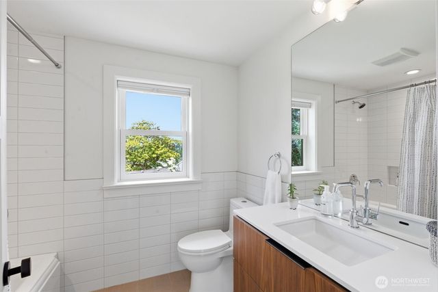 5815 Ann Arbor Avenue NE, Seattle, WA 98105